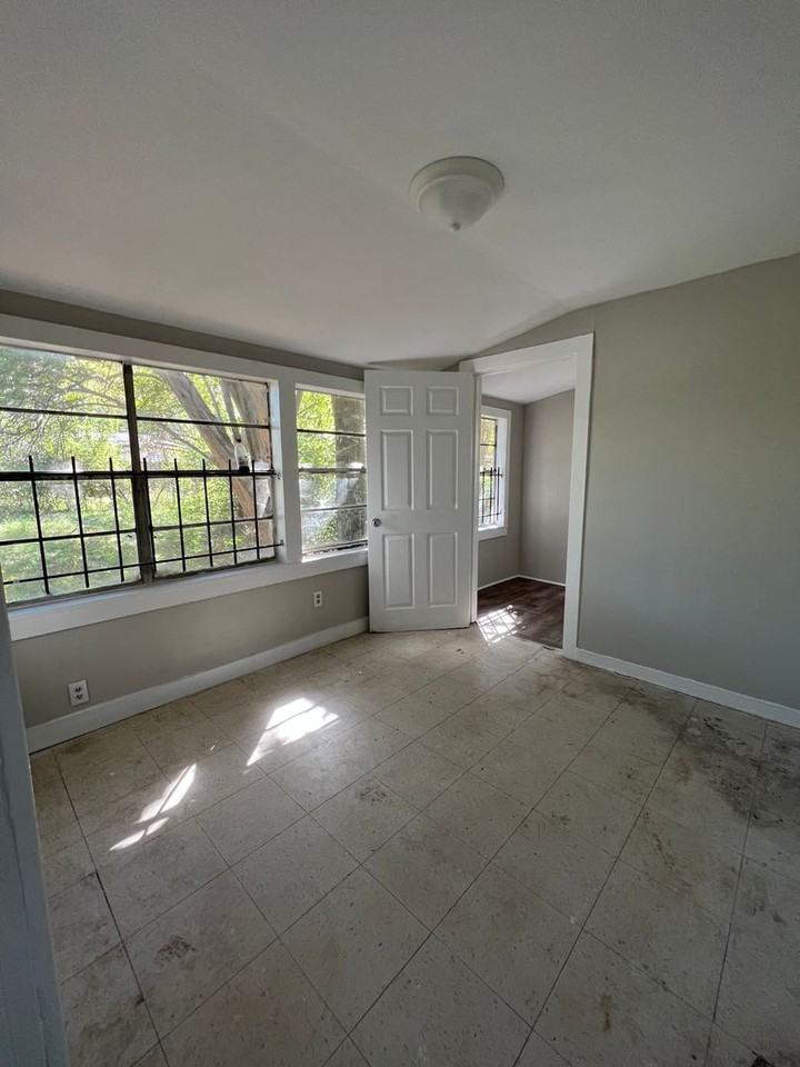 2413 Queens Hwy - Photo 7 of 11