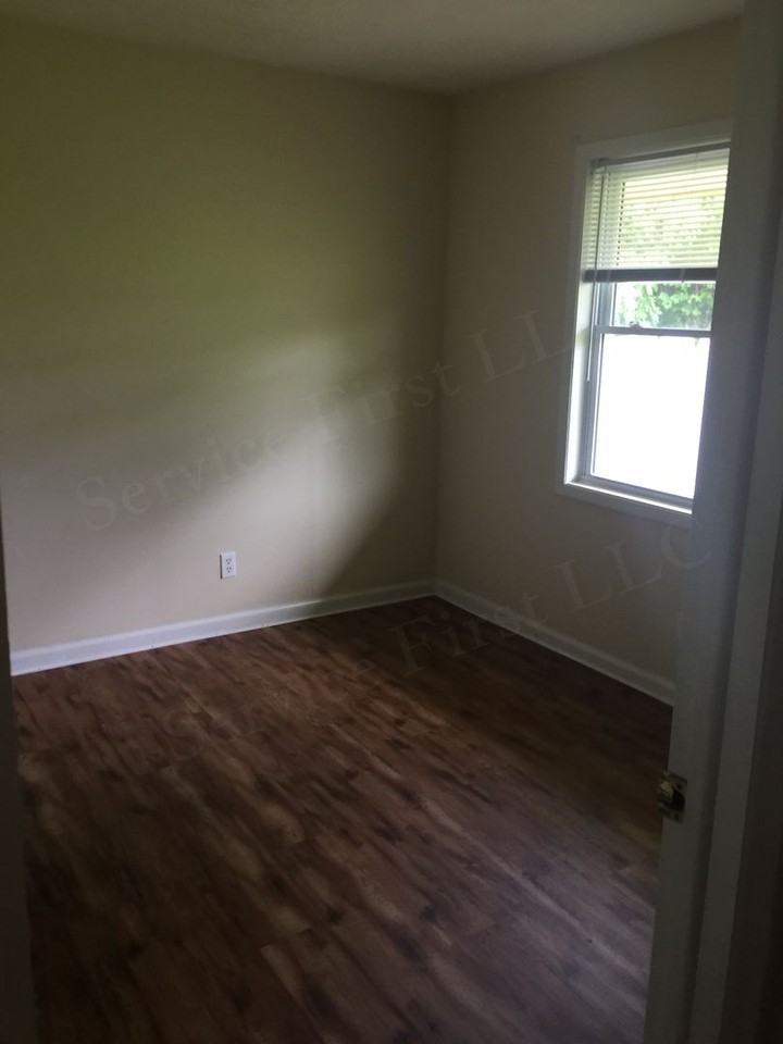 221 W College St - Photo 3 of 11