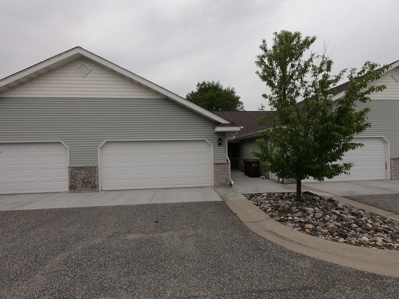 763 Rockford Ave E - Photo 2 of 14