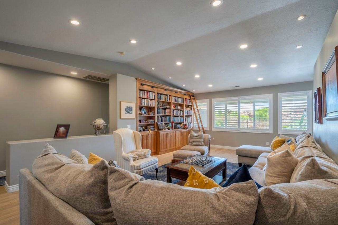 2329 N Prospector Ln - Photo 4 of 50