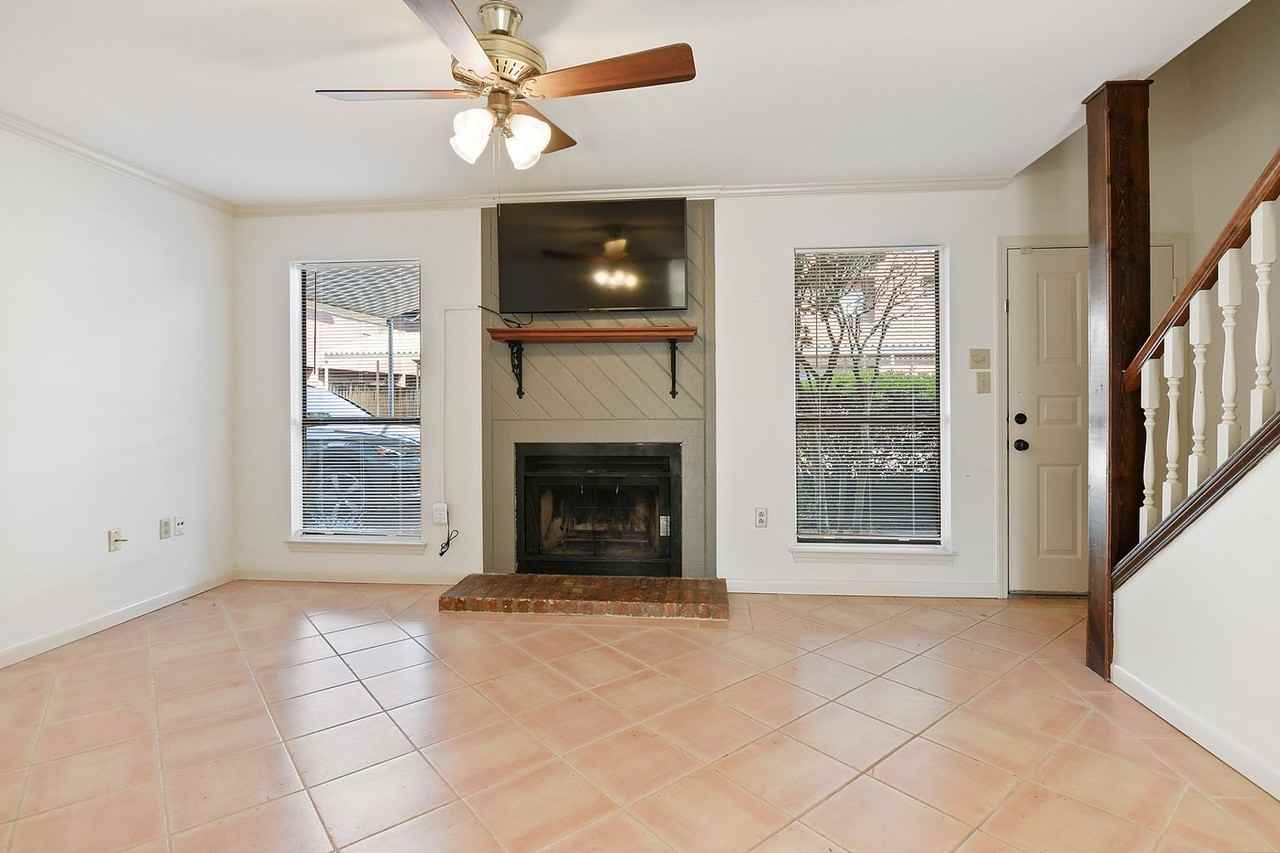 956 Ridgepoint Ct - Photo 2 of 12