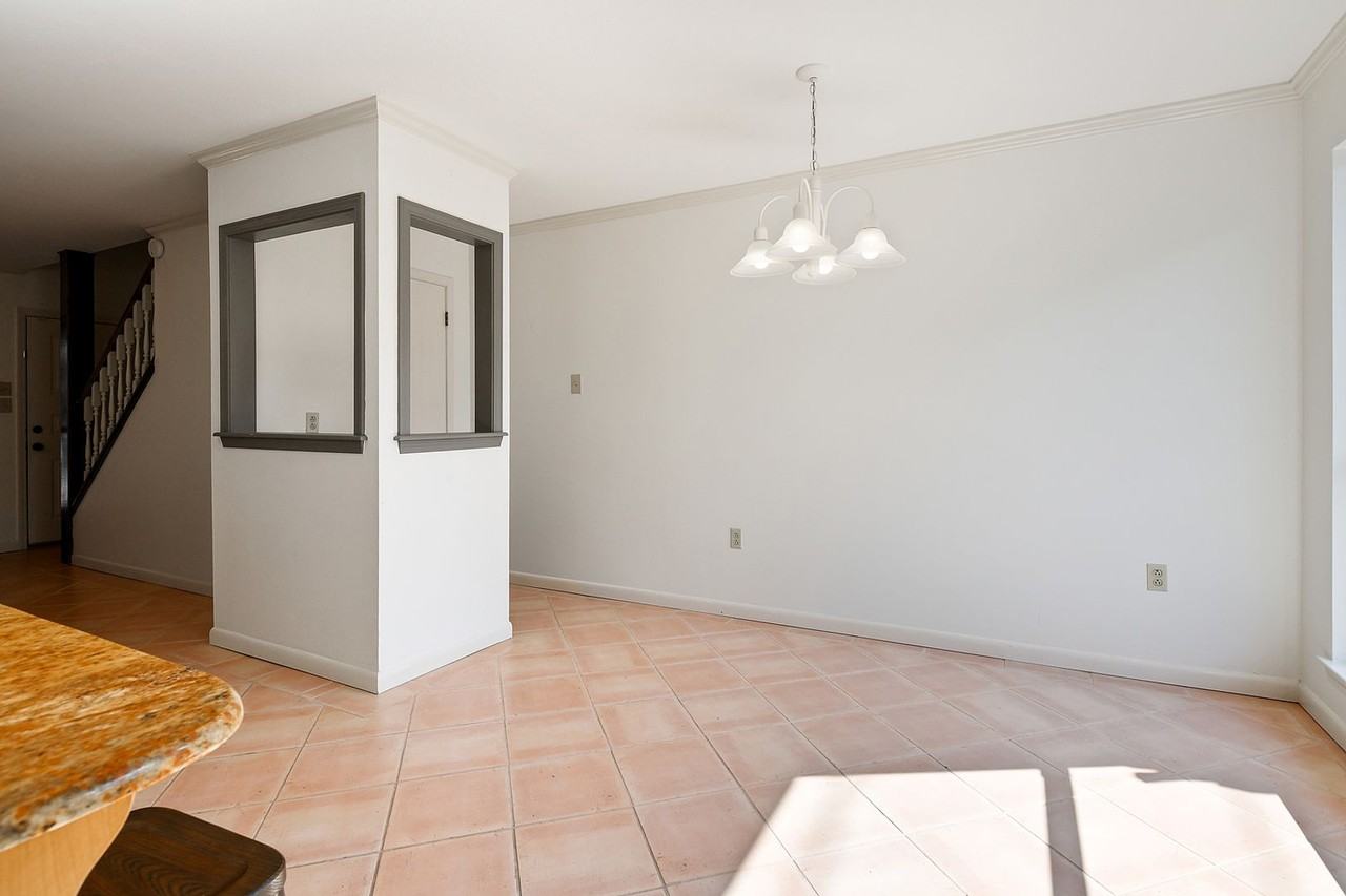 956 Ridgepoint Ct - Photo 3 of 12