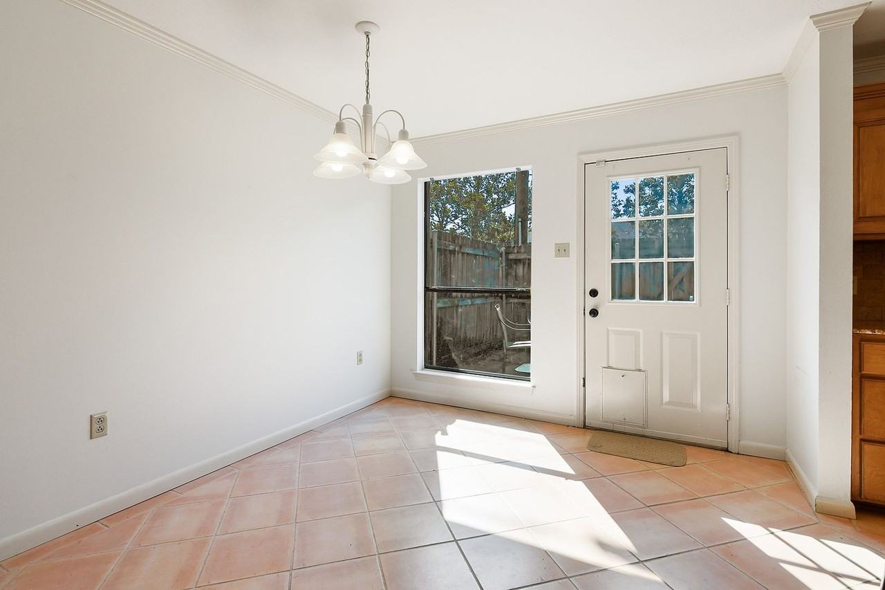 956 Ridgepoint Ct - Photo 4 of 12