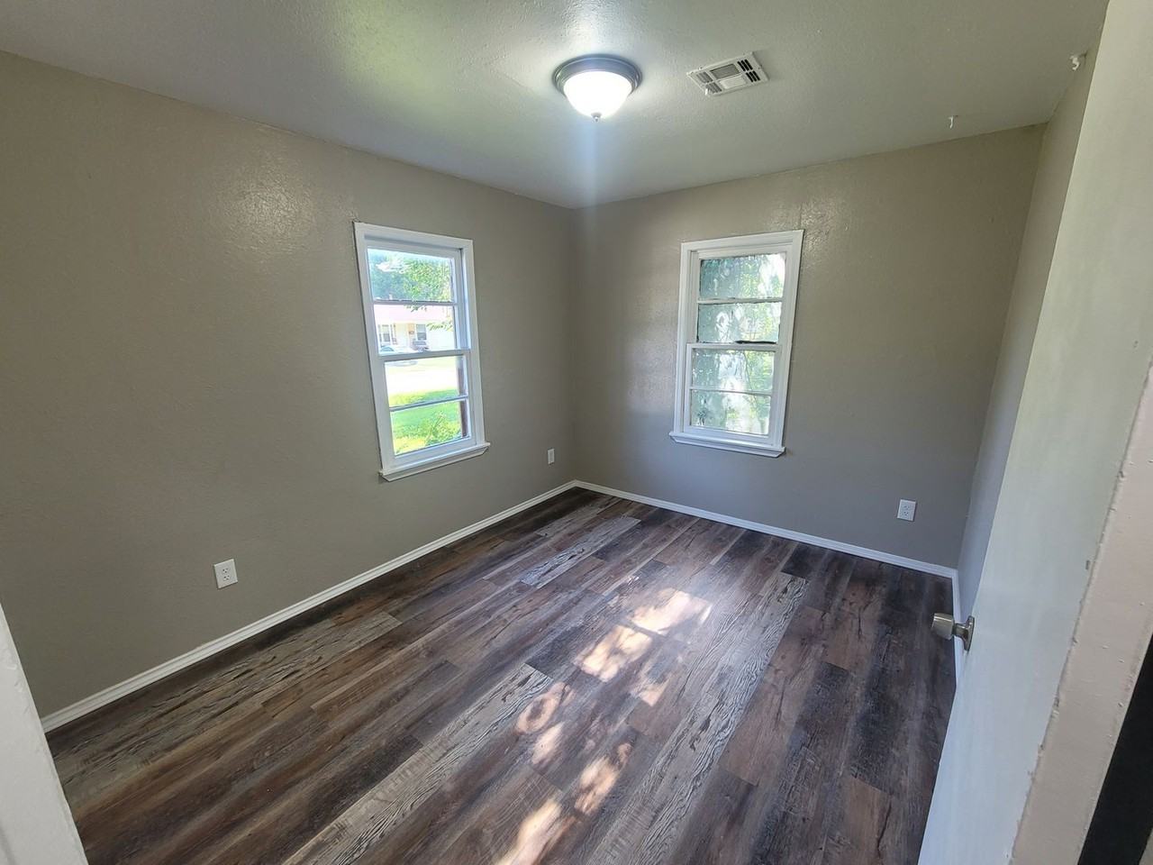 4128 Se 43rd St - Photo 2 of 22
