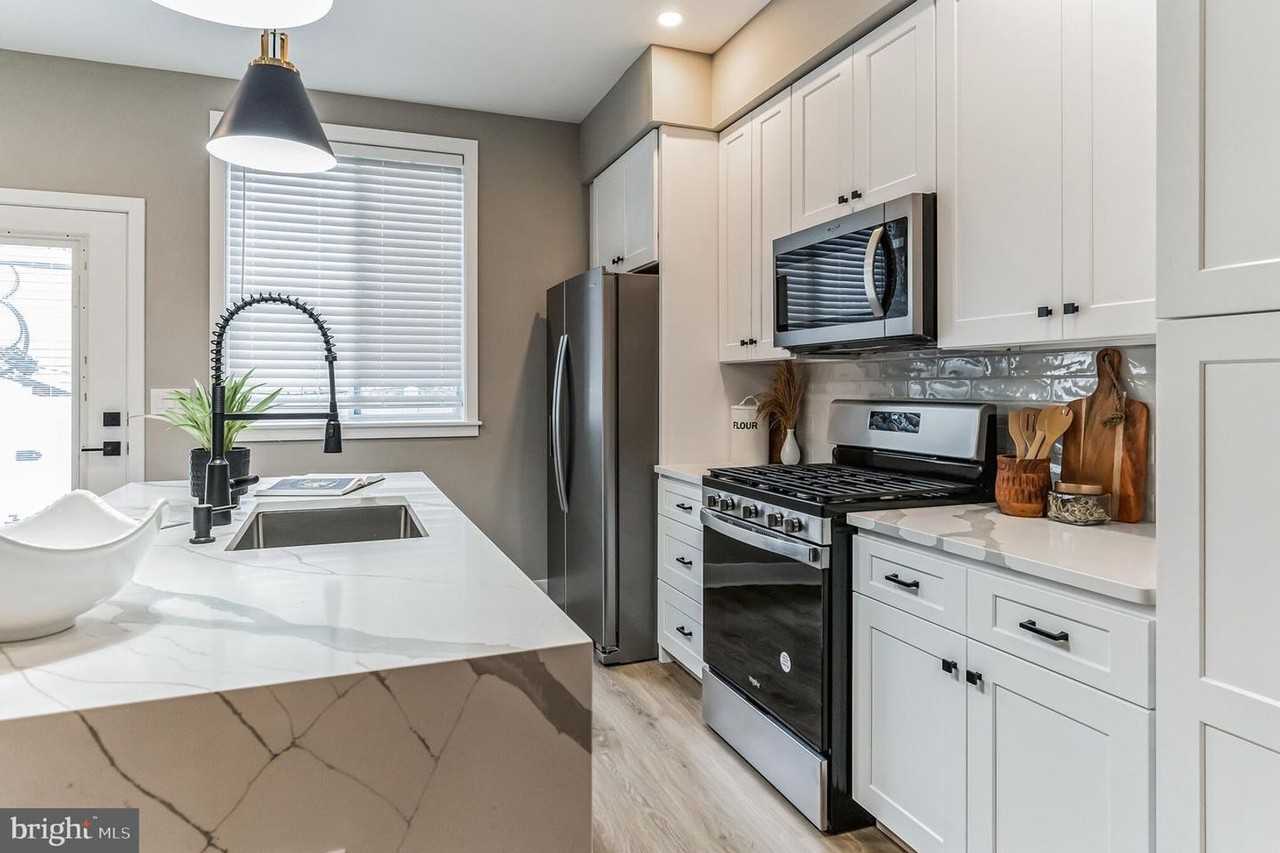 2710 Latona St - Photo 3 of 26