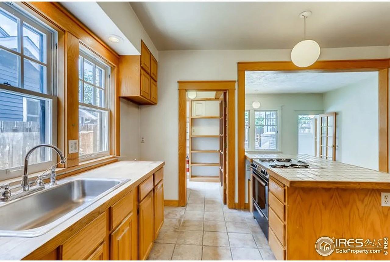 921 Spruce St - Photo 5 of 23