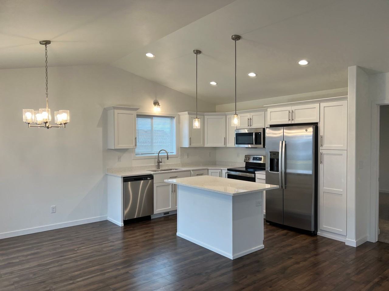 6879 Joseph St - Photo 4 of 41