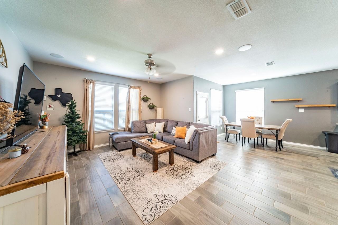 10320 Lastrup Dr - Photo 4 of 16