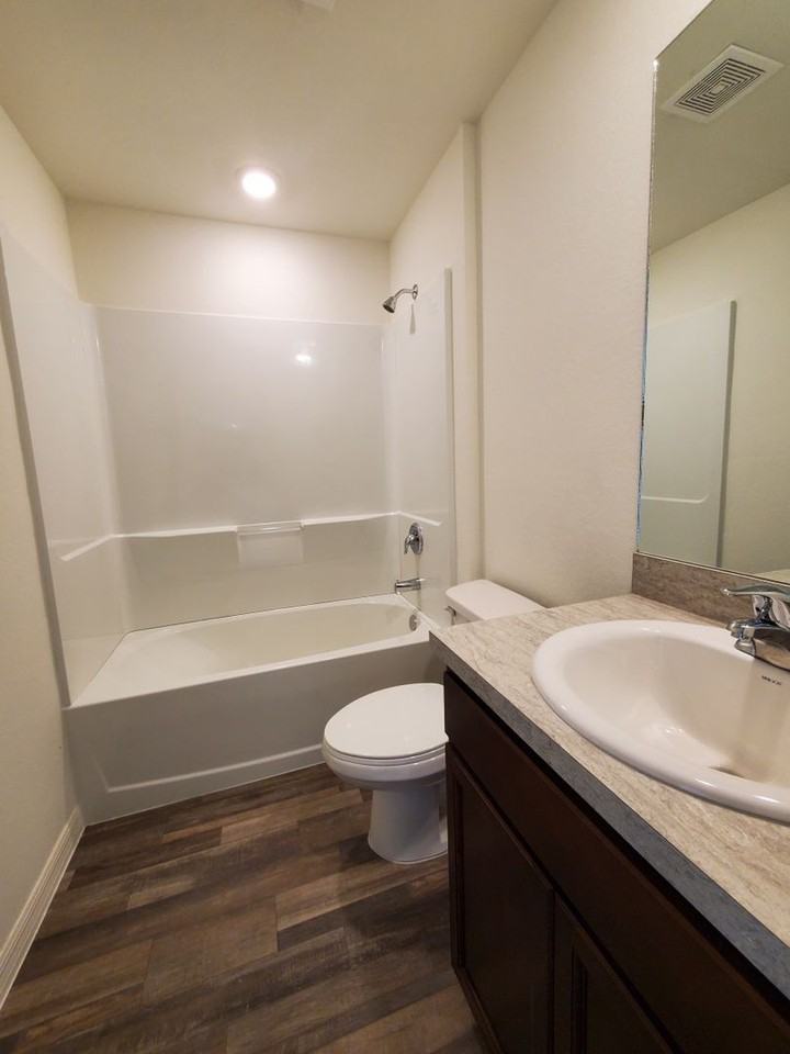 2824 Ne 3rd Ave - Photo 4 of 10