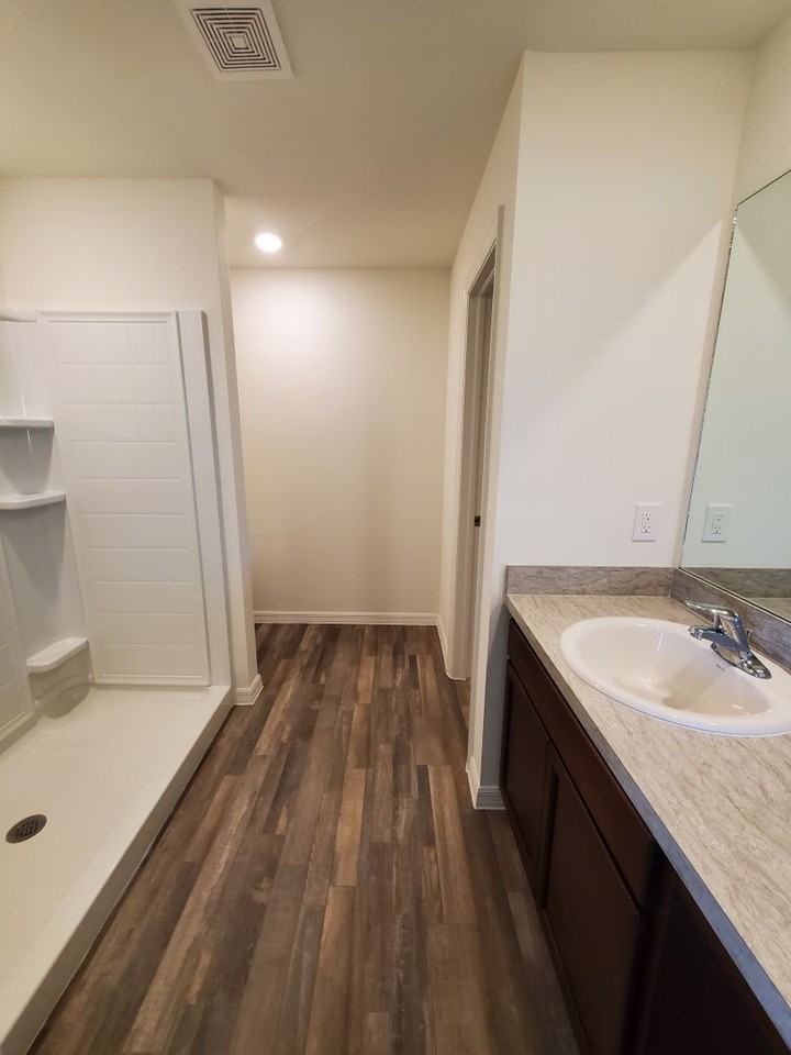 2824 Ne 3rd Ave - Photo 5 of 10