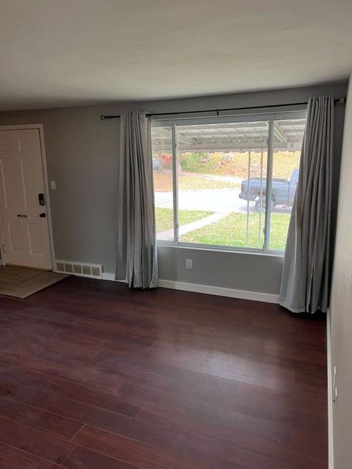 1040 Elwell St - Photo 2 of 15