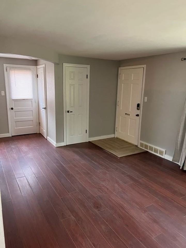 1040 Elwell St - Photo 3 of 15