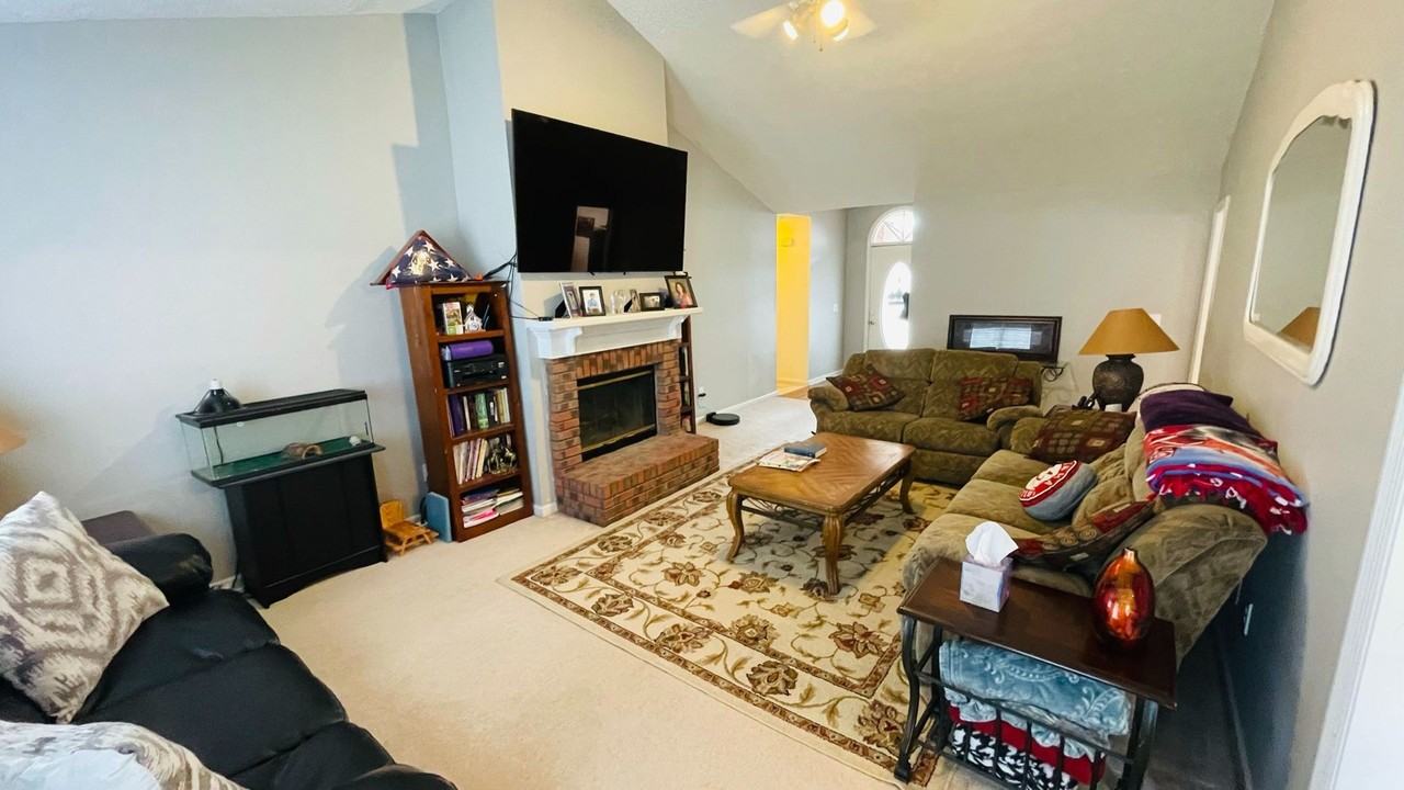 292 Chinaberry Ct - Photo 2 of 15