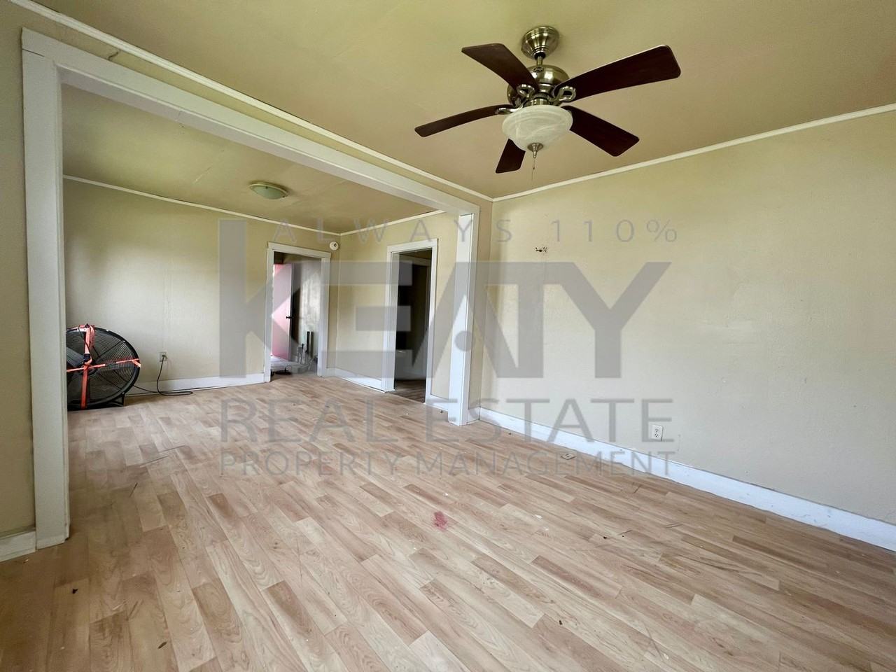 806 W D St - Photo 3 of 7