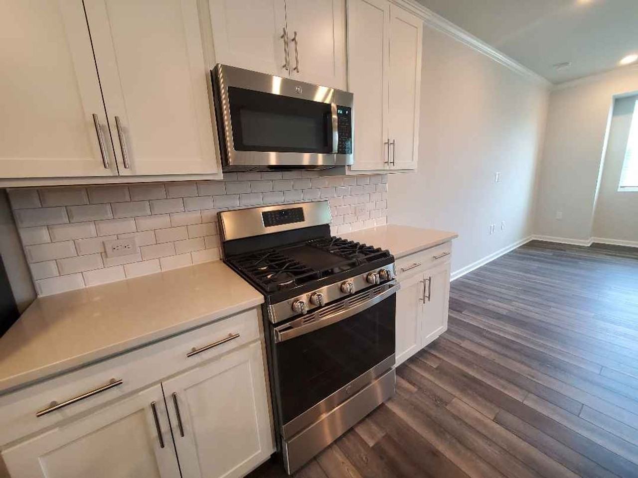 2533 Kasota Ln - Photo 2 of 29