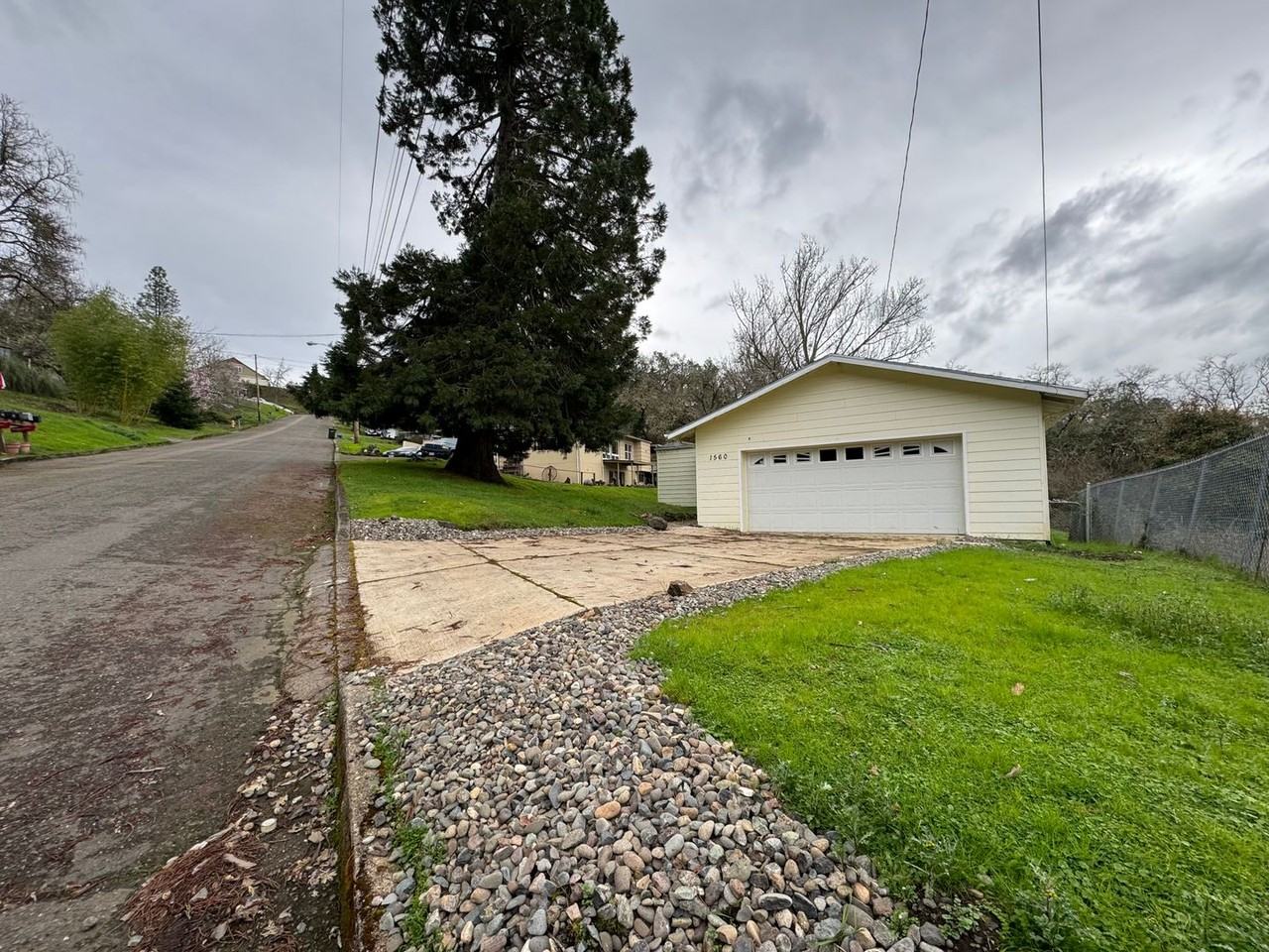 1560 Ne Winter St - Photo 2 of 14