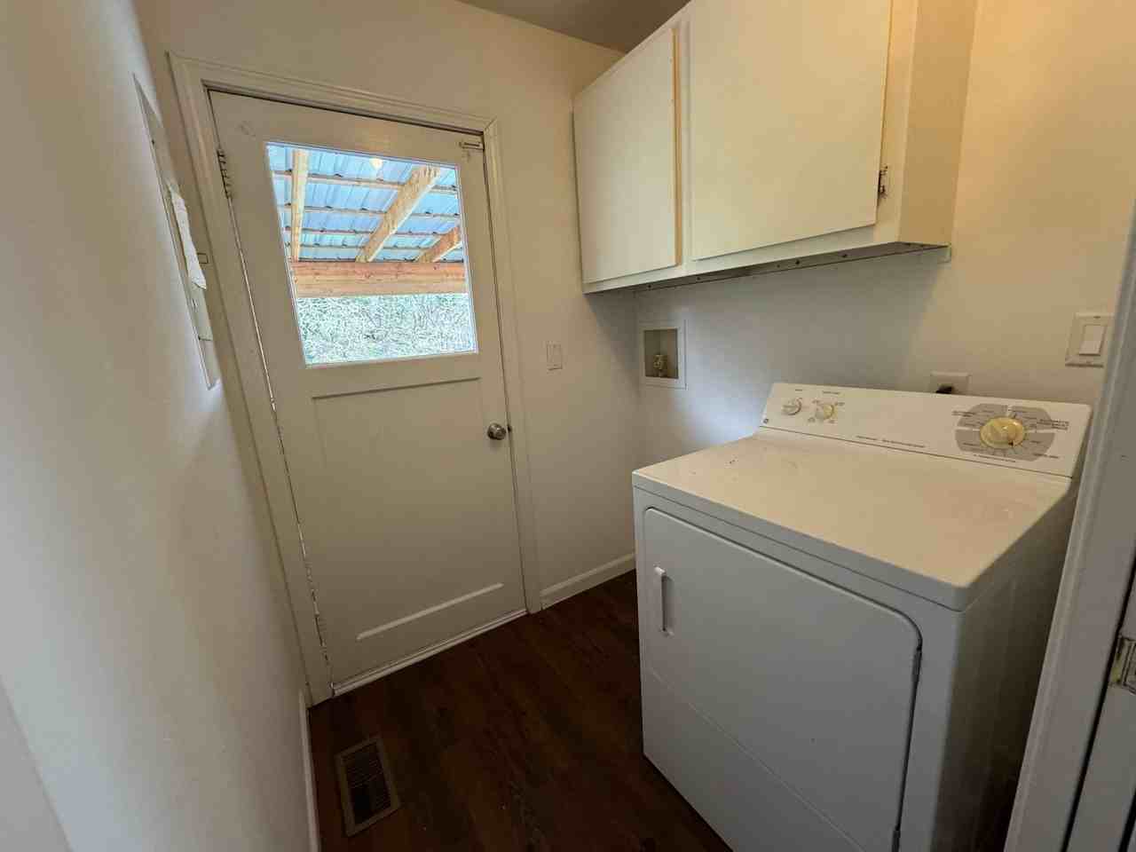 1560 Ne Winter St - Photo 7 of 14