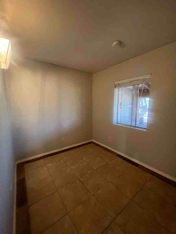 403 E Oak St - Photo 2 of 27