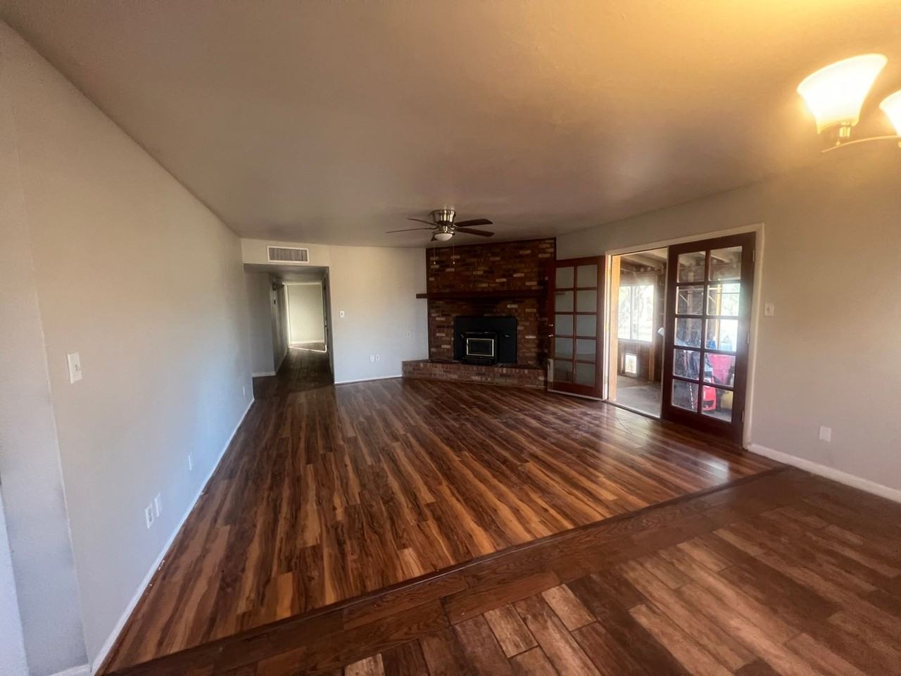 403 E Oak St - Photo 3 of 27