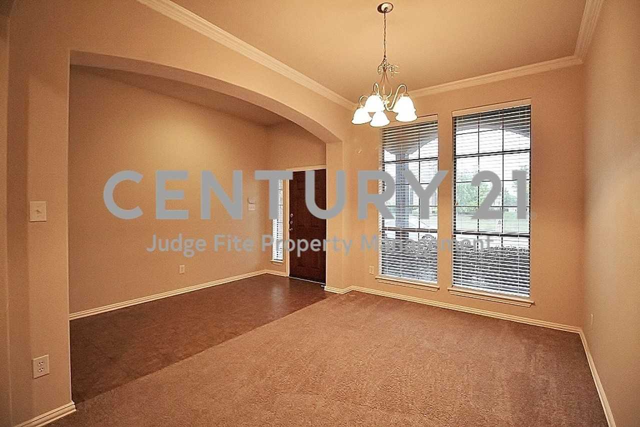 1707 Whispering Glen Dr - Photo 2 of 10