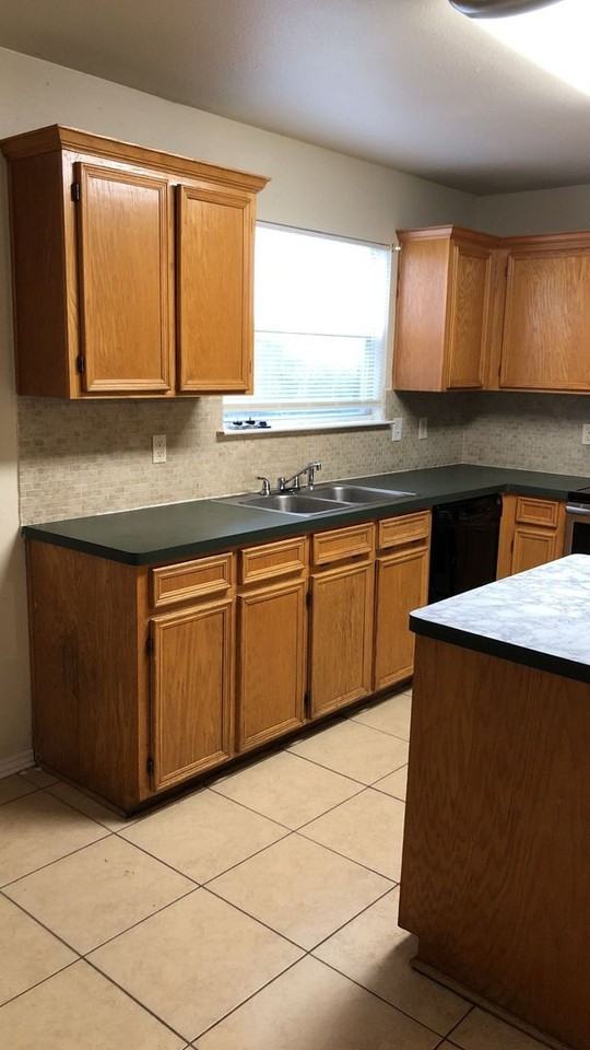 2201 Dennis St - Photo 2 of 10