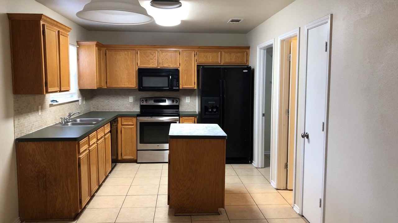 2201 Dennis St - Photo 3 of 10