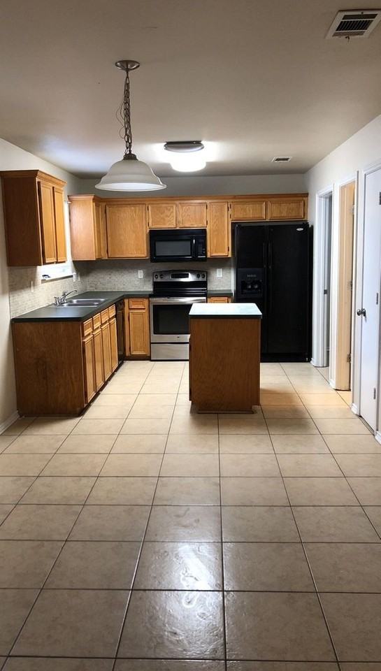 2201 Dennis St - Photo 4 of 10