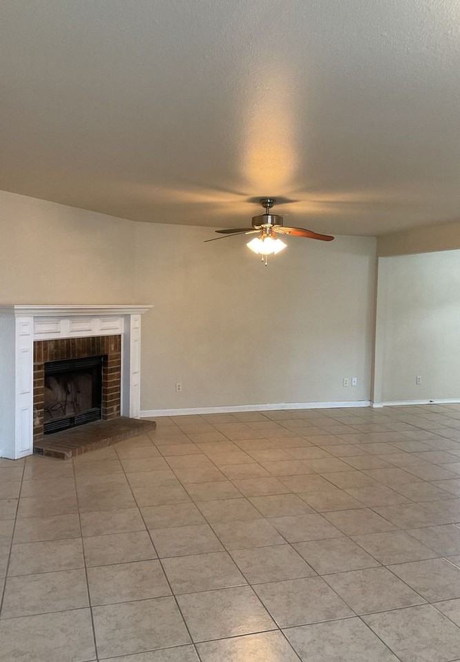 2201 Dennis St - Photo 5 of 10