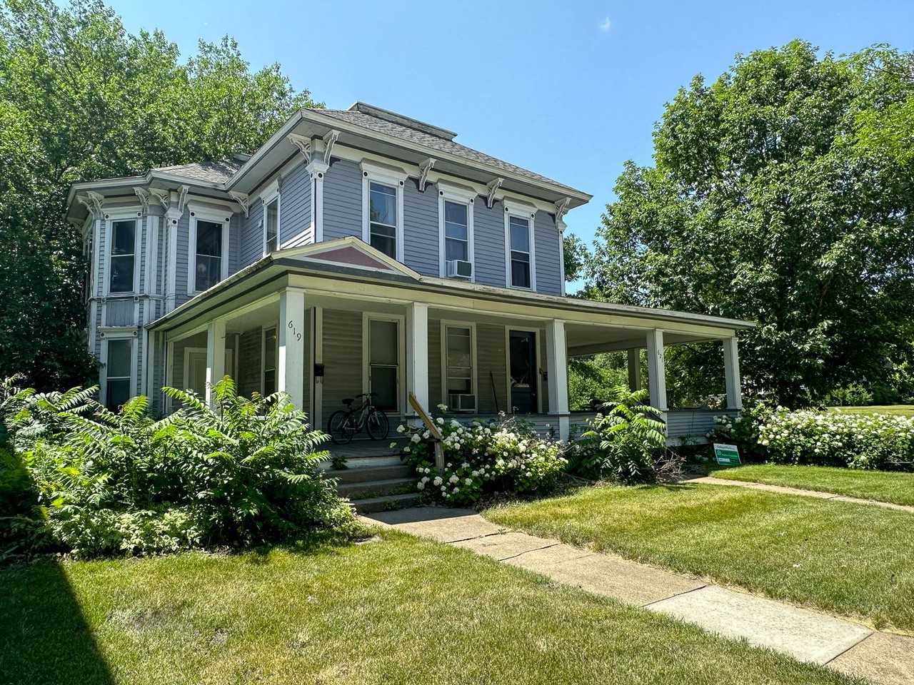 102 7th St - Photo 2 of 10