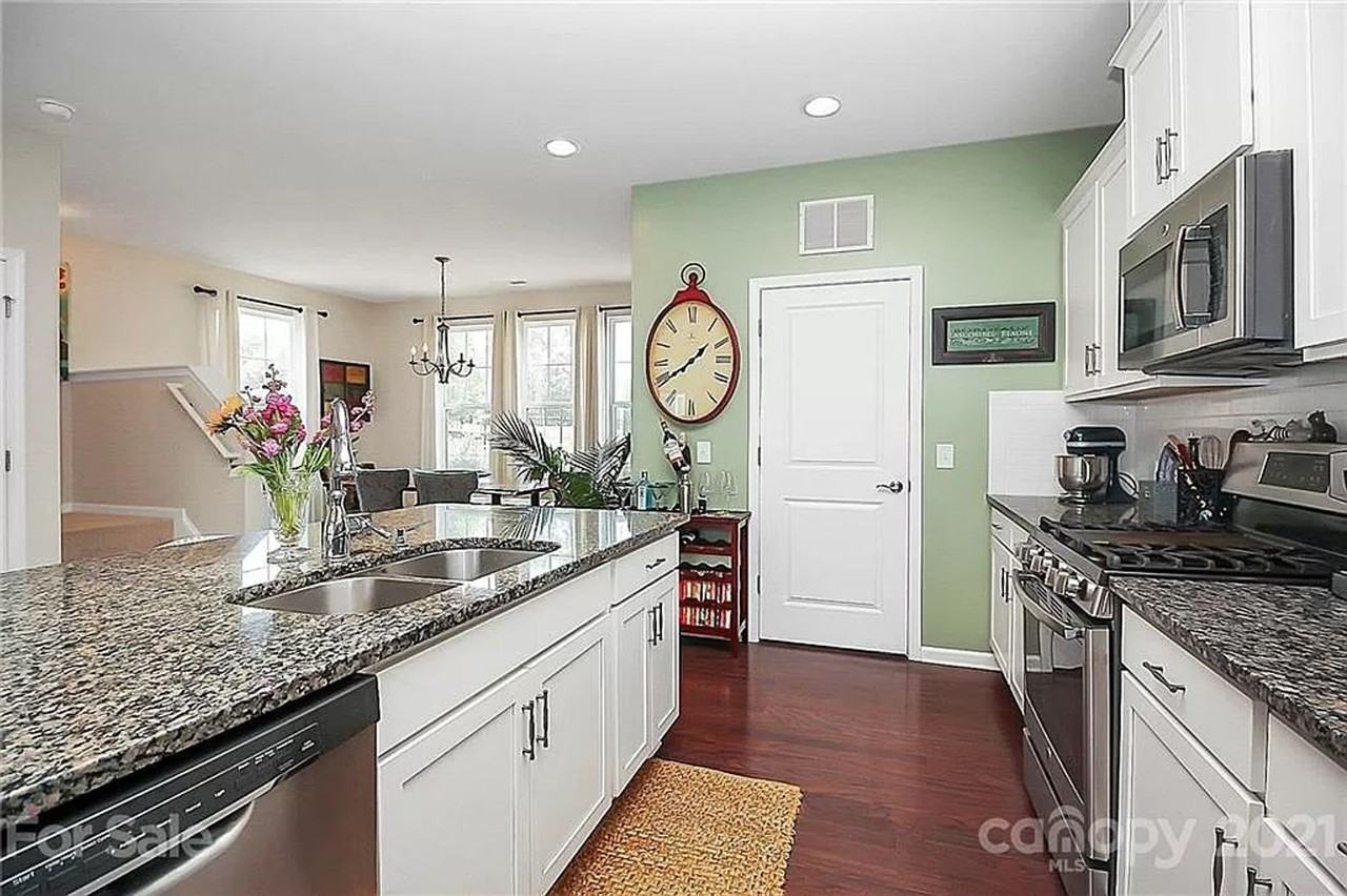 1502 Sharon Rd W - Photo 7 of 37