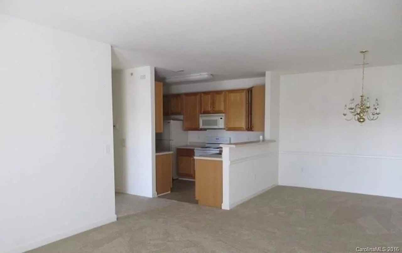 9873 Hyde Glen Ct - Photo 2 of 11