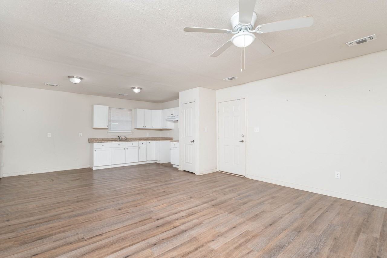 935 S 3rd St - Photo 3 of 11
