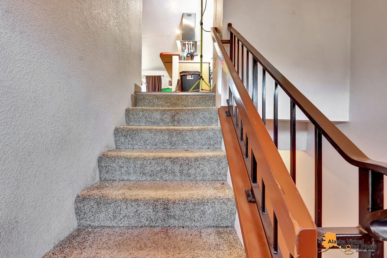 8023 Pioneer Dr - Photo 3 of 36