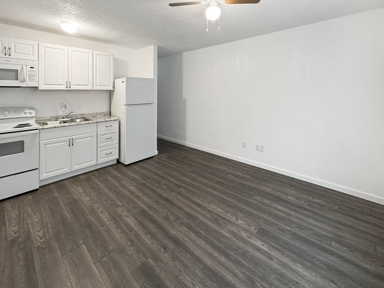 1028 E Bender Blvd - Photo 2 of 7