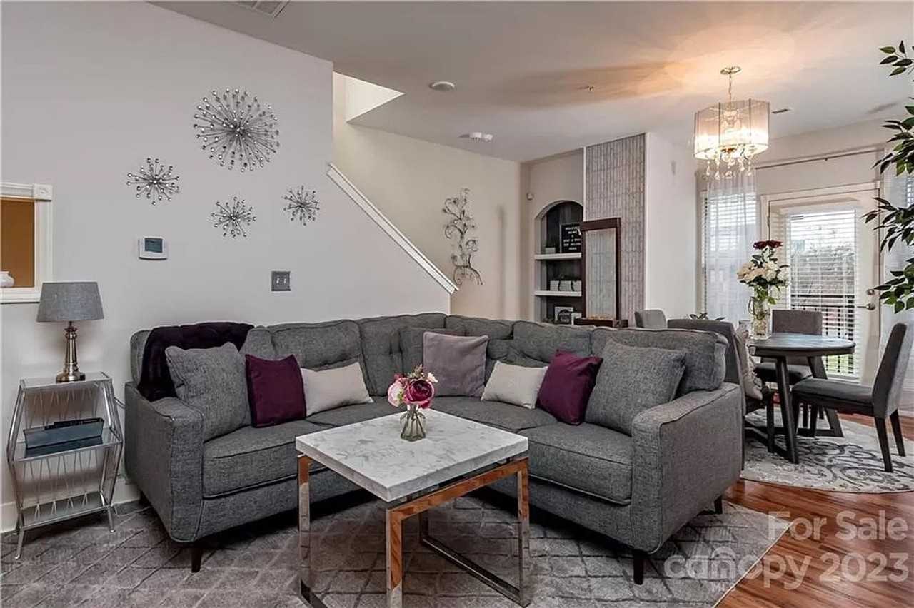 744 Seigle Point Dr - Photo 4 of 26