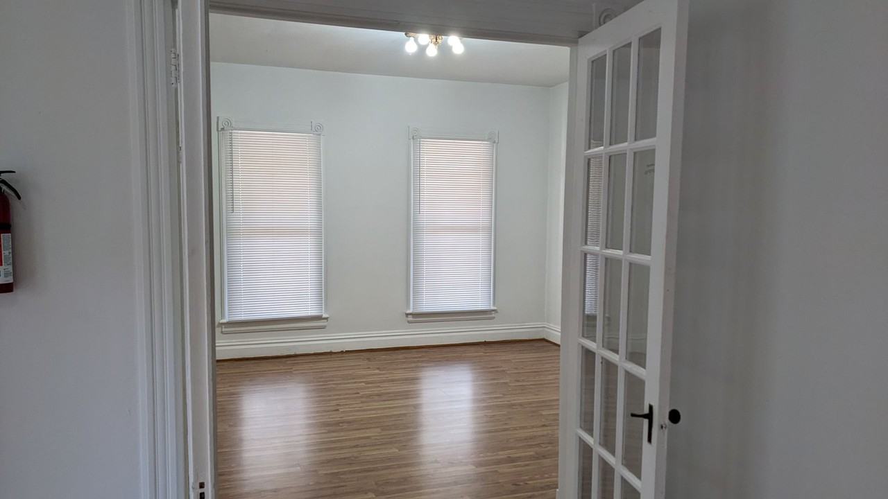 511 Locust St - Photo 4 of 25