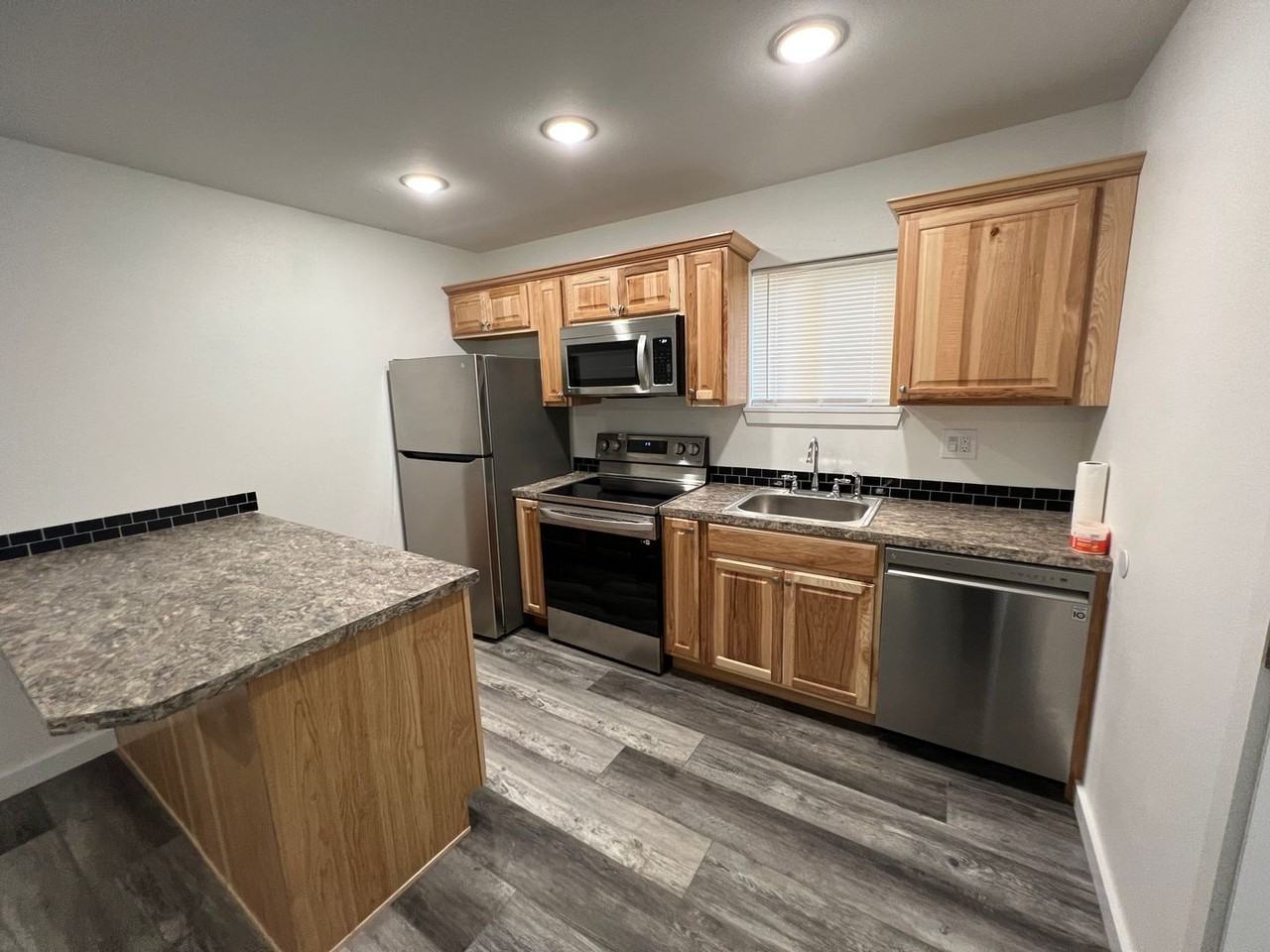 583 N Main St - Photo 3 of 22