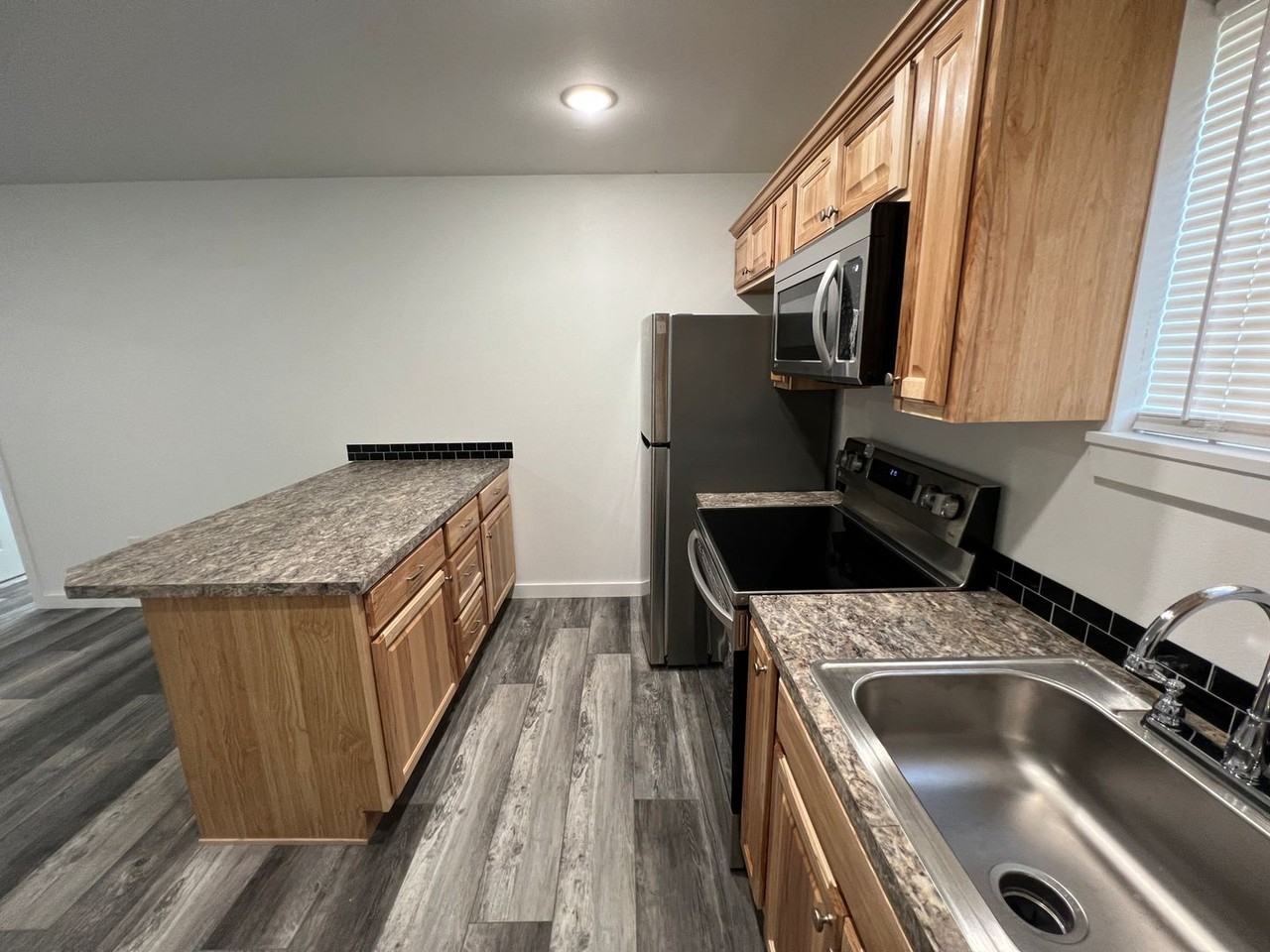 583 N Main St - Photo 5 of 22