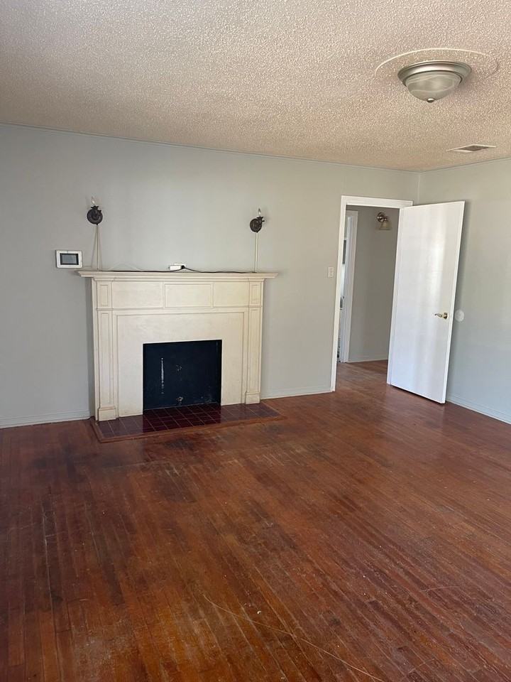 215 E Jordan St - Photo 2 of 8