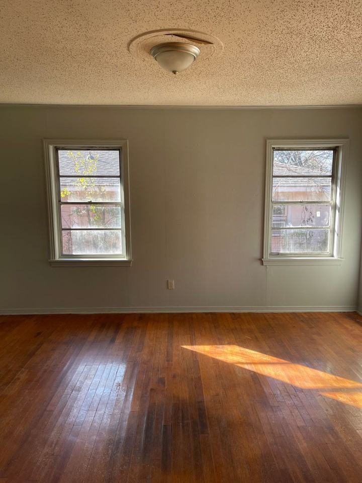 215 E Jordan St - Photo 3 of 8