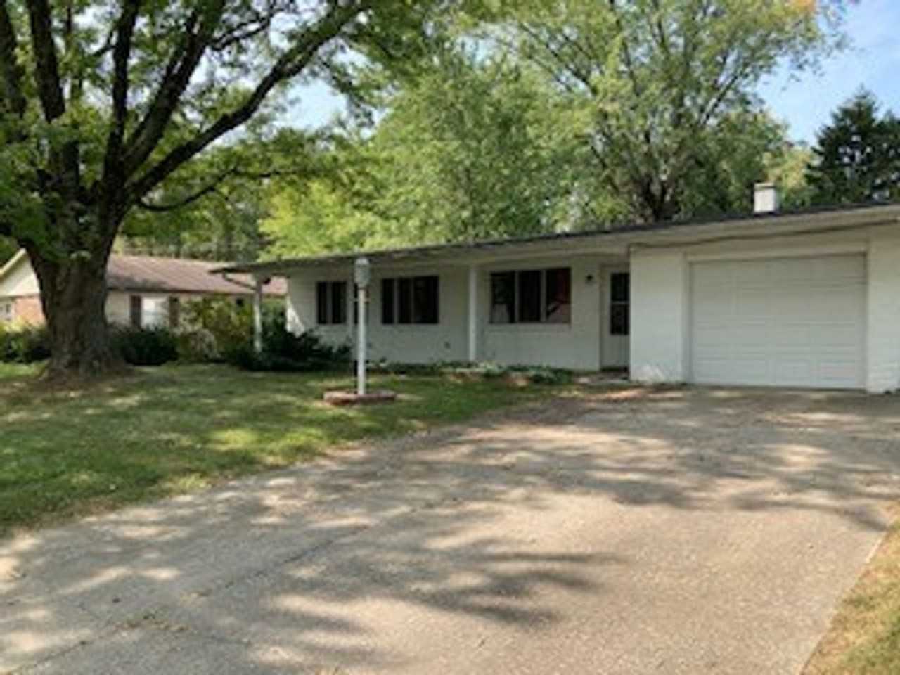 828 South Harvey Drive - Photo 2 of 8