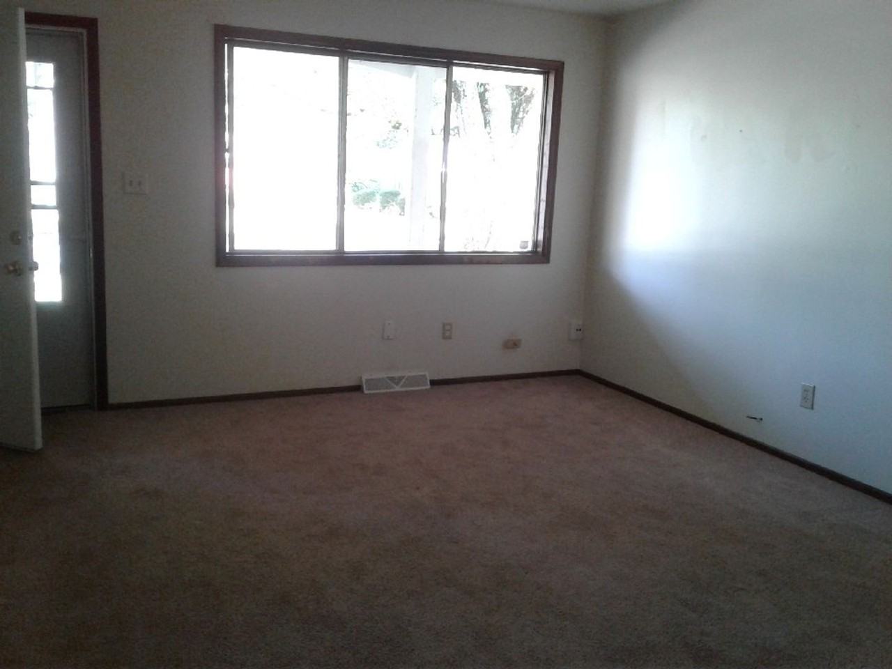 828 South Harvey Drive - Photo 3 of 8