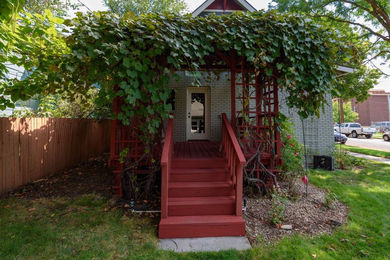 1400 W Resseguie St - Photo 2 of 17