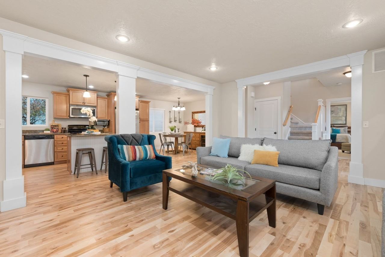 1400 W Resseguie St - Photo 4 of 17