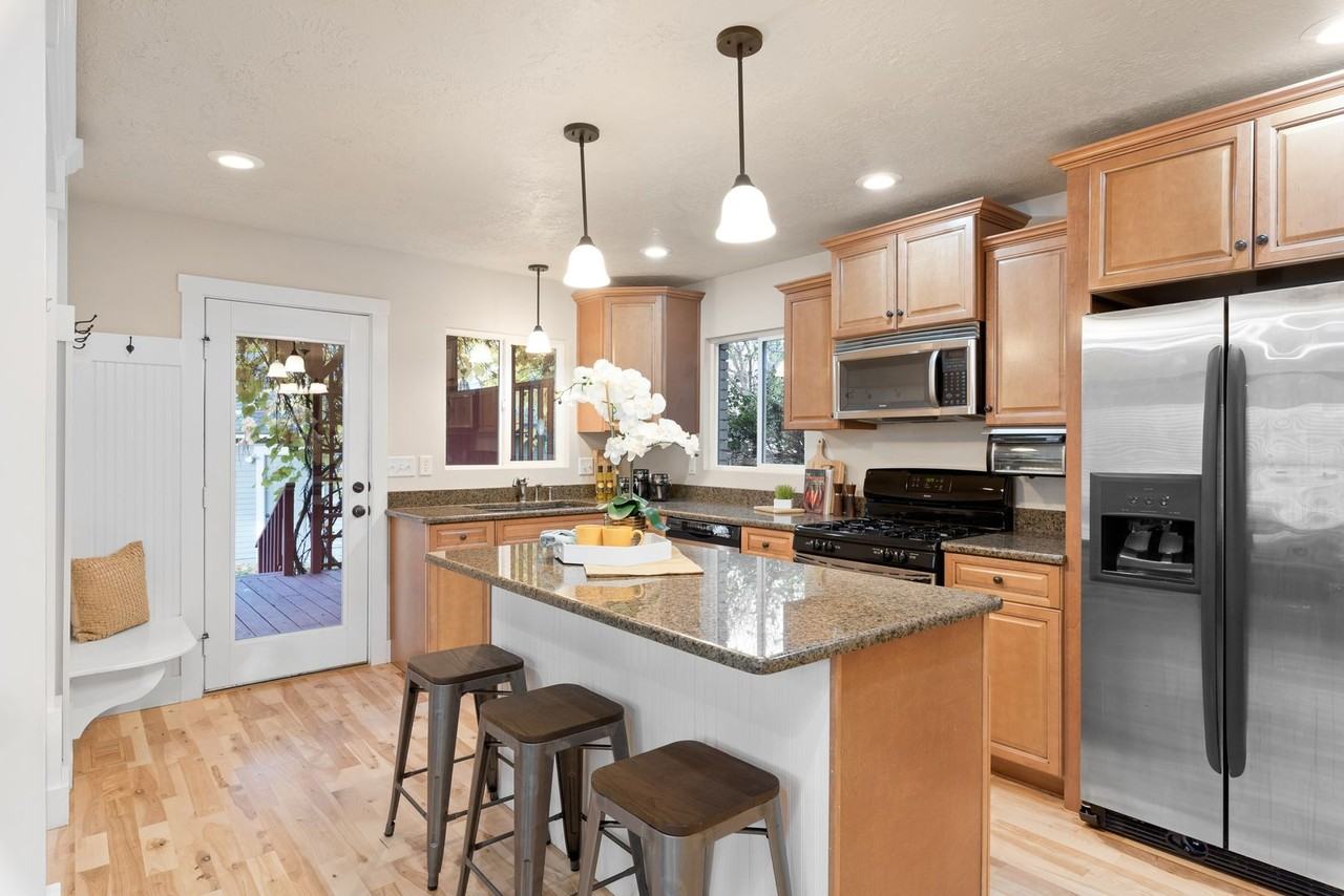 1400 W Resseguie St - Photo 6 of 17