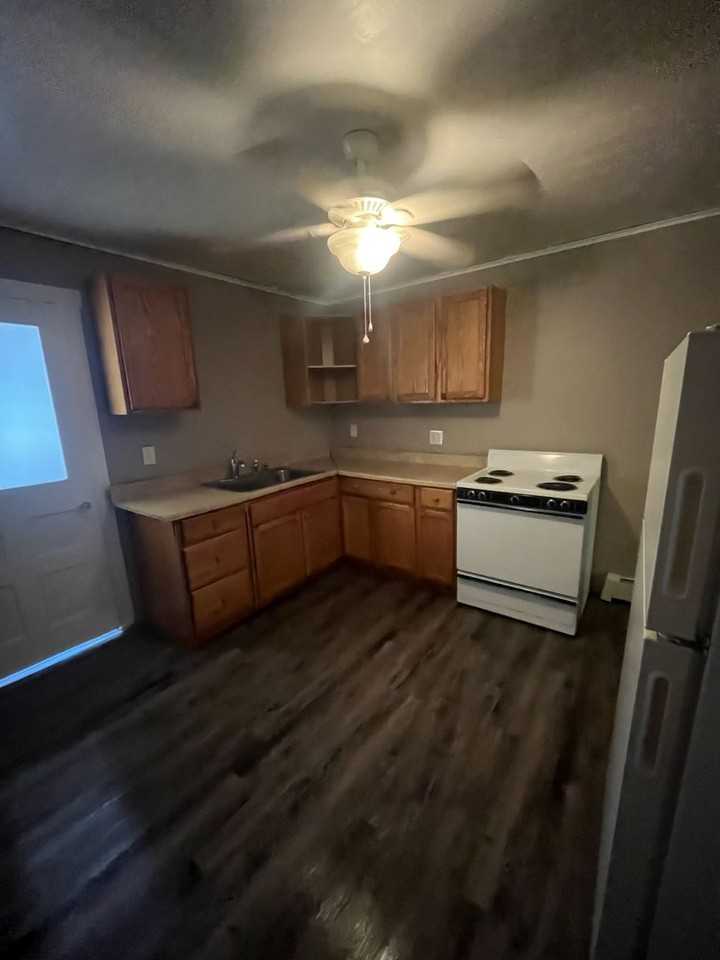 135 W Ridge St - Photo 4 of 6