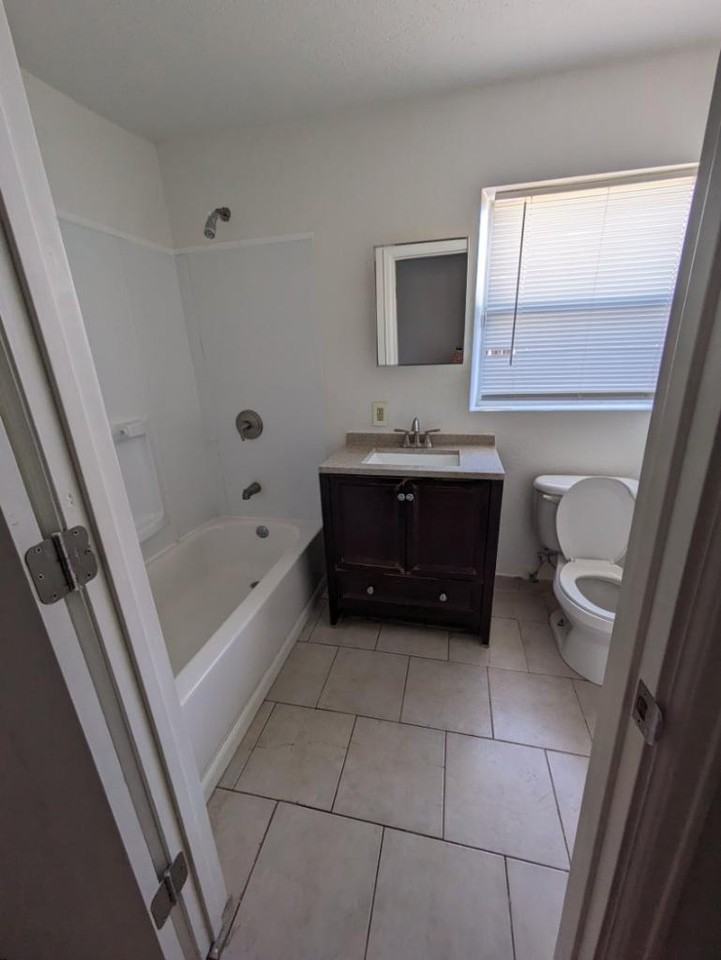 2515 E 9th St #2515 - Photo 2 of 11