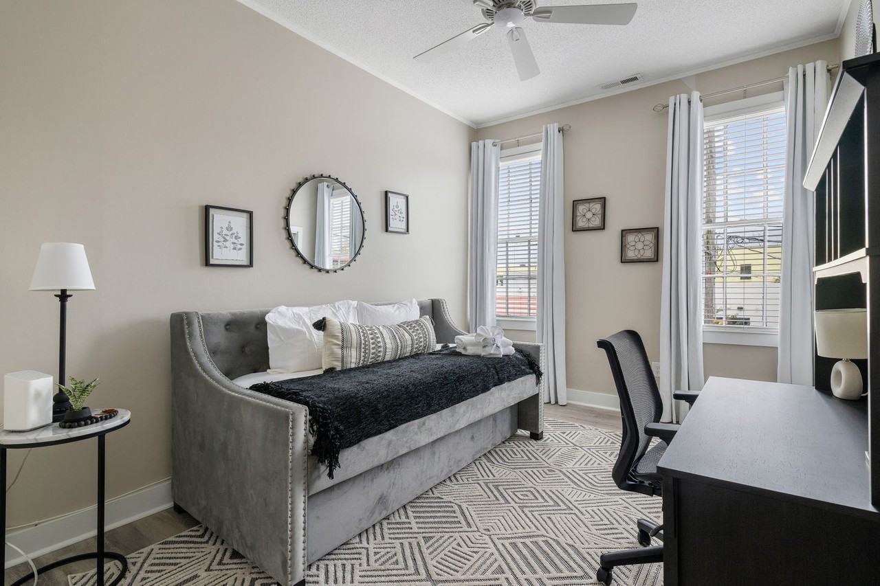 460 Meeting St - Photo 3 of 27