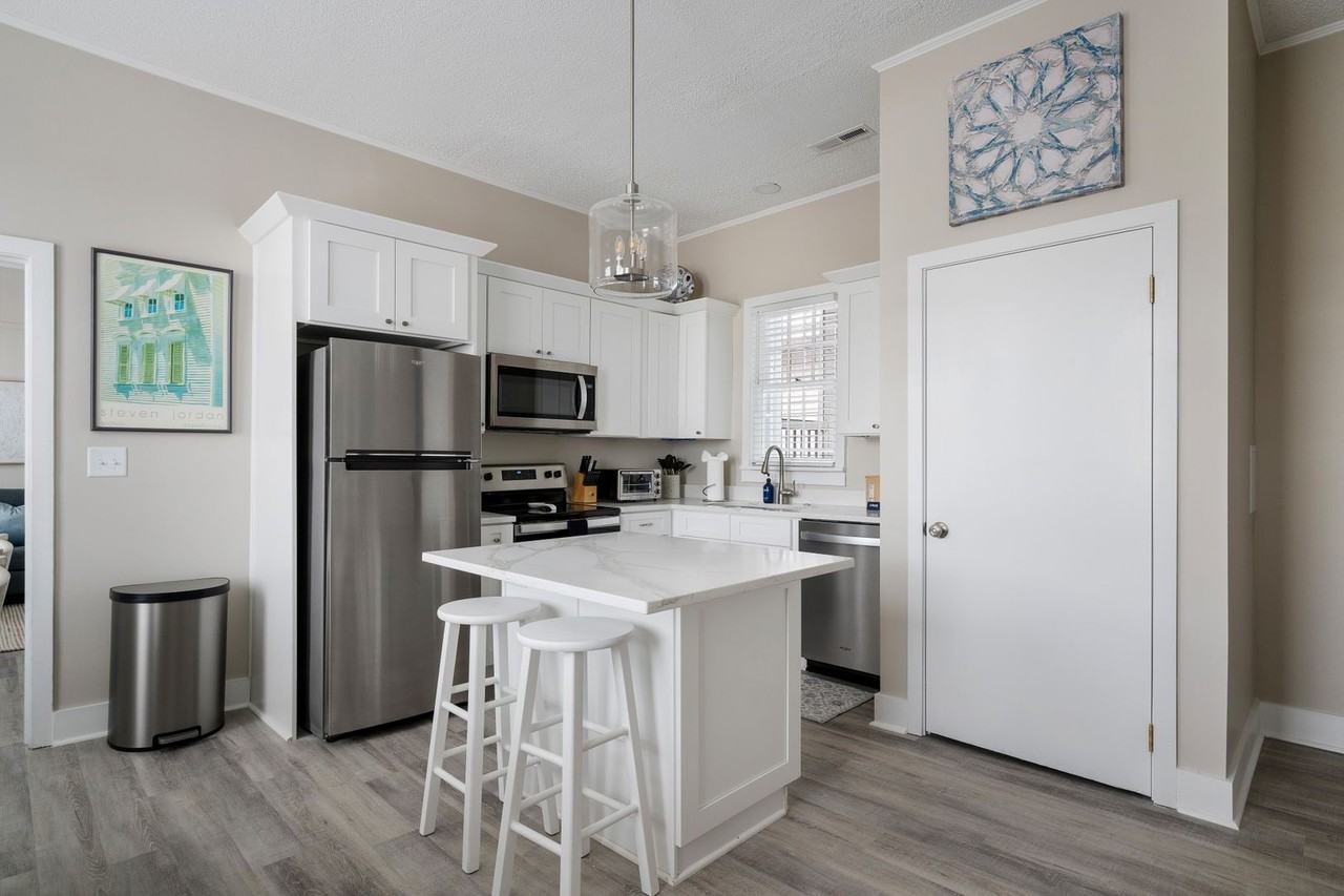 460 Meeting St - Photo 5 of 27