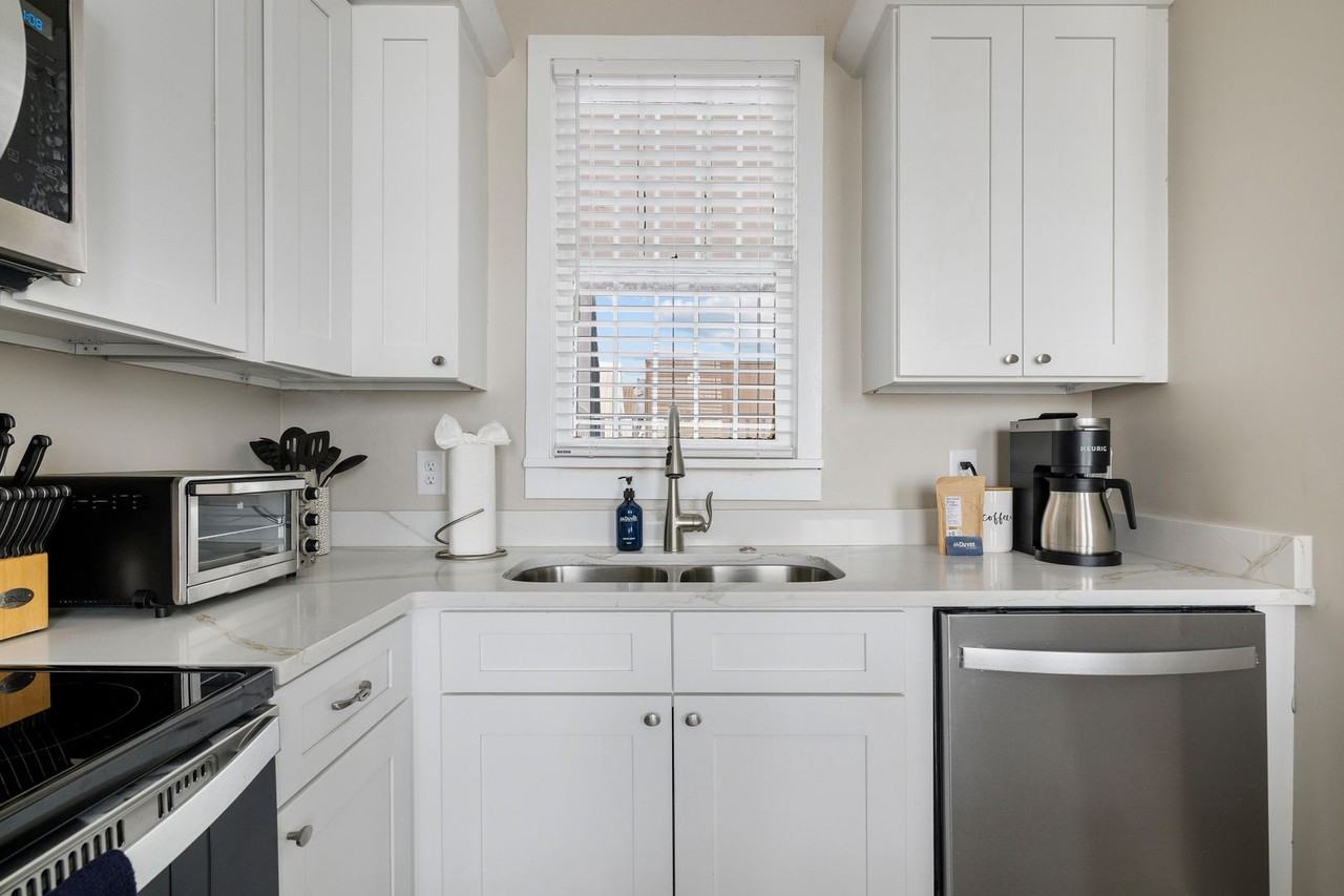 460 Meeting St - Photo 7 of 27